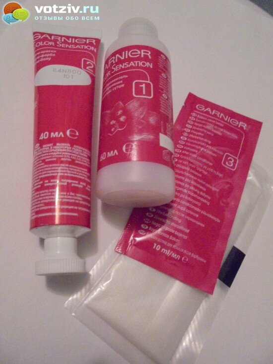 Внутри  упаковки находится стандартный набор для окрашивания в домашних условиях, а именно:проявитель, краска, бальзам после окрашивания, перчатки и инструкция. 