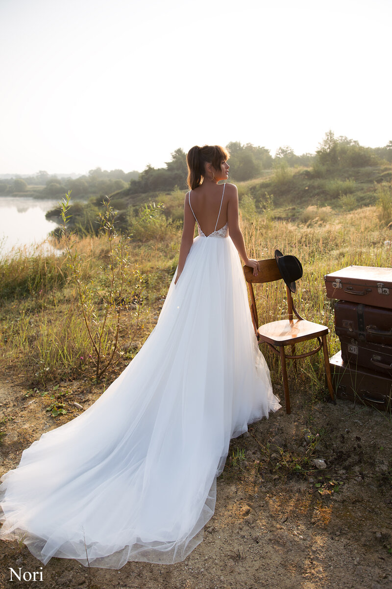 Свадебные платья с открытой спиной – идеальный вариант для бракосочетания Платья с открытой спиной привлекают внимание окружающих, такие модели стали популярны с 20-х годов и не теряют актуальности и сегодня. С их помощью легко создать таинственный образ, придать облику сексуальности и обаяния.