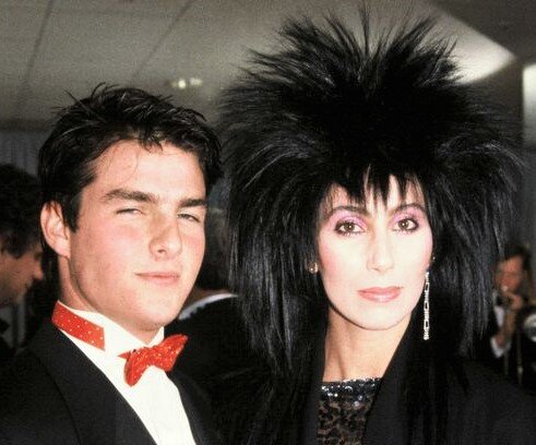 Шер – Шерилин Саркисян Лапьер Боно Оллмэн – американская певица, актриса, кинорежиссёр, музыкальный продюсер и автор песен; известна своим характерным контральто, а также тем, что работала в разнообразных сферах развлекательного бизнеса в течение более чем шести десятилетий, адаптируясь под различные стили и тренды. В дальнейшем она получала положительную реакцию критиков за свои роли в таких фильмах как «Силквуд», «Маска», «Иствикские Ведьмы» и «Очарованные Луной», за последний из которых была удостоена премии «Оскар» в номинации «Лучшая женская роль». Также снялась в фильме «Бурлеск» с Кристиной Агилерой.
Том Круз – американский актёр, кинорежиссёр, продюсер, сценарист, трёхкратный обладатель премии «Золотой глобус» и трёхкратный номинант на премию «Оскар». Вершиной его актёрского мастерства подавляющим большинством представителей кинопрессы считается работа в драме «Магнолия», отмеченная множеством наград. Также известен по фильмам «Лучший Стрелок», «Человек Дождя», «Несколько Хороших Парней», «Интервью С Вампиром», шести частям «Миссия: Невыполнима», «С Широко Закрытыми Глазами», «Ванильное Небо», «Последний Самурай», «Война Миров», «Операция «Валькирия», «Джек Ричер», «Обливион», «Грань Будущего», «Мумия». Почти десять лет был женат на актрисе Николь Кидман.