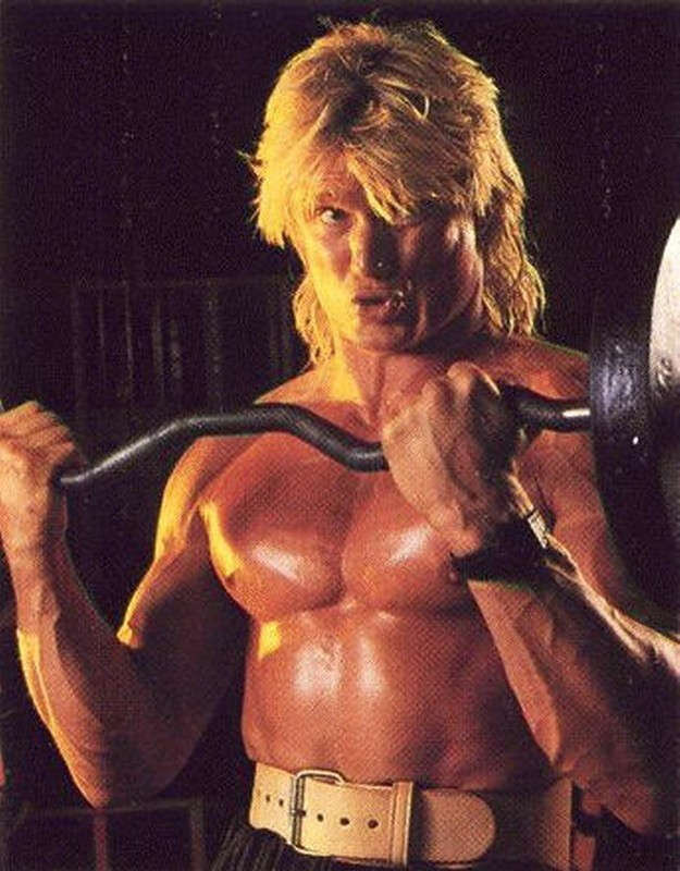 Помимо кино, Дольф знает что значит качать железо