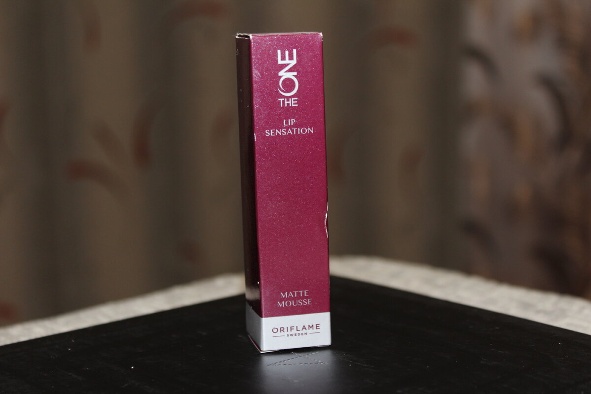 Вот в такой вот коробочке продается помада. 