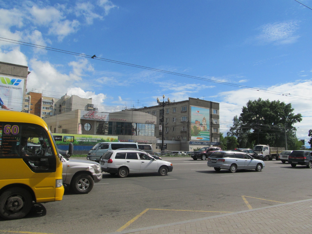 Фото автора. На улице города Хабаровска. Автомобили японские, в основном с правым рулём.