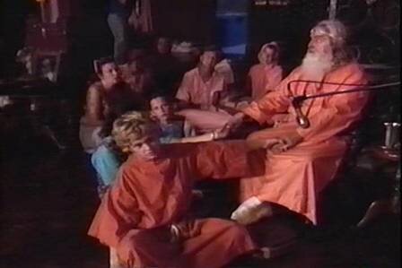 Один из 11 гуру-преемников ИСККОН, он же Киртанананда Свами, проводит урок, держась за маленьких мальчиков. Мальчик впереди не хочет иметь с ним ничего общего и хочет уйти. Радханатха Свами не мог понять, что это лицо было педофилом? Сколько людей проводят занятия, держась за молодых мальчиков?