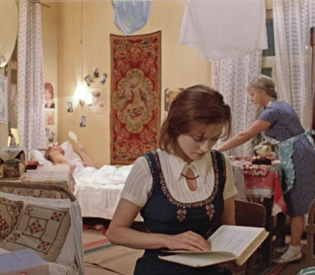 Кадр из фильма "Москва слезам не верит". В одном кадре - три характера: Карьеристка, домоседка и лентяйка-халявщица