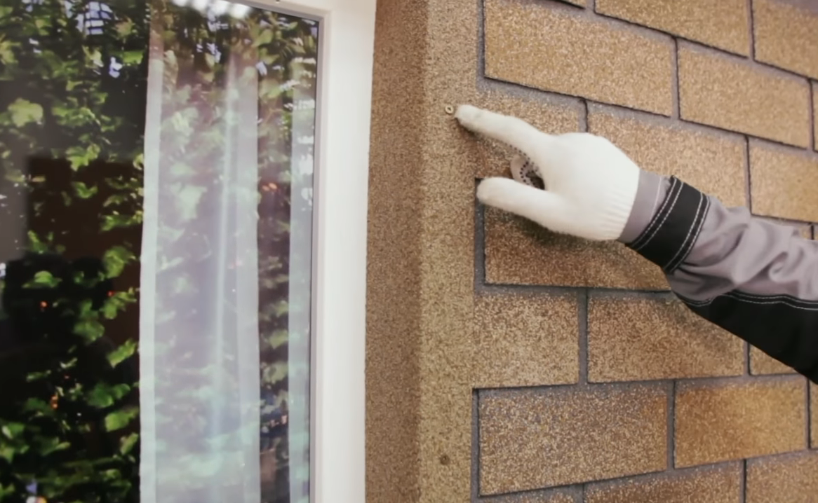 Монтаж плитки деке. Наличник оконный Хауберк. Жидкая керамика для фасада. Монтаж фасадной плитки Деке. Фасад из битумной плитки