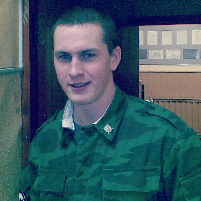 Это просто моя толстая рожа, когда служил в армии даже щеки появились