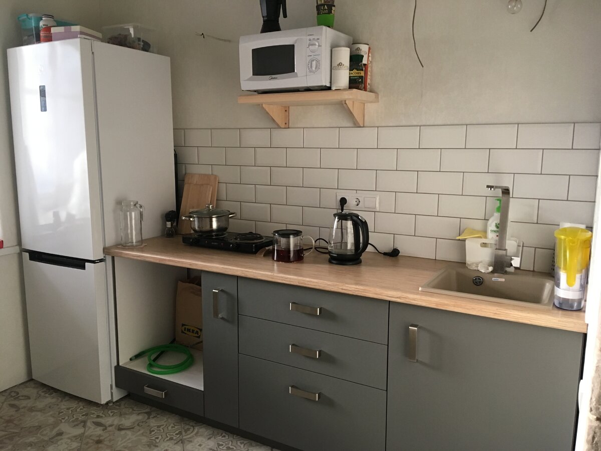 Кухня в марте 2019 года, когда нам уже доделали фасады. Осталось сделать полки, свет и плиту с духовкой.