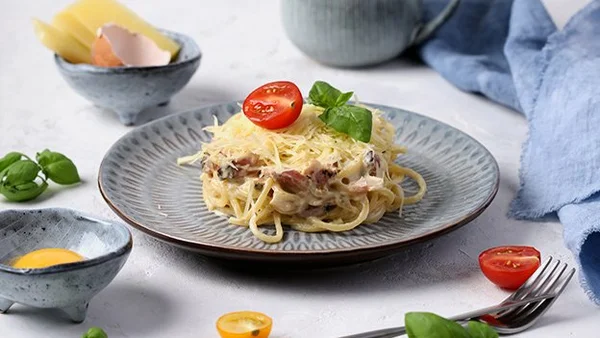 Паста «Карбонара»: спагетти с беконом в сливочном соусе