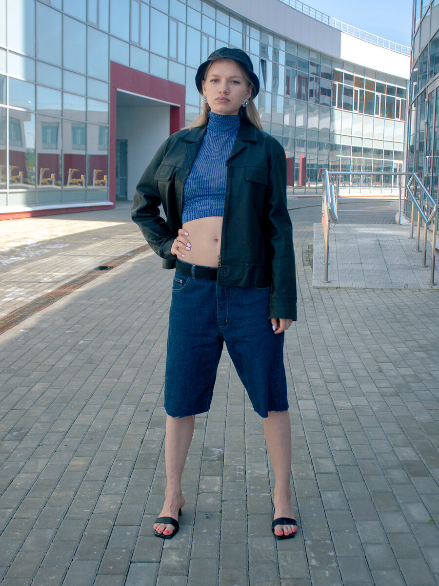 Несравненная Чума Вечеринка наказала фотографировать винтажные алаверды на симпатичных друзьях. Знакомьтесь! Муза, Большое Сердце, дочь Кейт Мосс и Кристины Луны - Алина. 