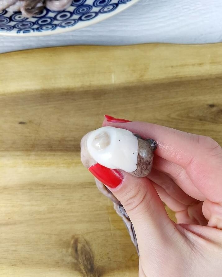 Как почистить осьминога. Щупальца осьминога приготовить. Как очистить все эти внутренности. Как чистить и готовить осьминога. Пошагово как чистить осьминога.