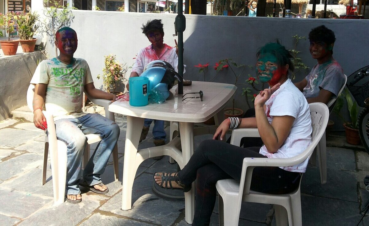 Персонал отеля в праздник Холи.Покхара, Непал