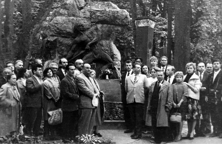 Сергей Штейн и актеры театра. Фото из архива театра. Предоставлено пресс-службой театра ЛЕНКОМ