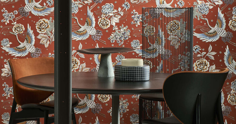 Текстильные обои со сложной изящной вышивкой в виде летящих птиц от фабрики Arte