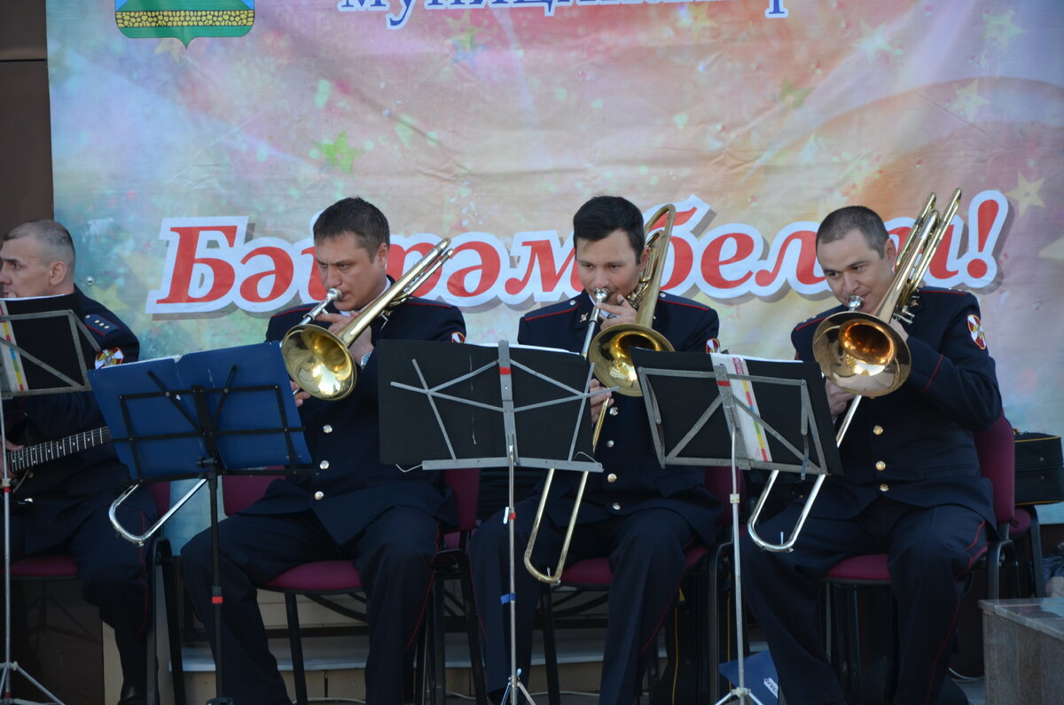   В Республике Татарстан стартовал 8 Международный фестиваль духовых оркестров «Фанфары Казани». Всего будет задействовано 8 площадок. Вчера фестиваль уже прошёл на нескольких локациях, в том числе и на центральной площади Высокогорского района. 
