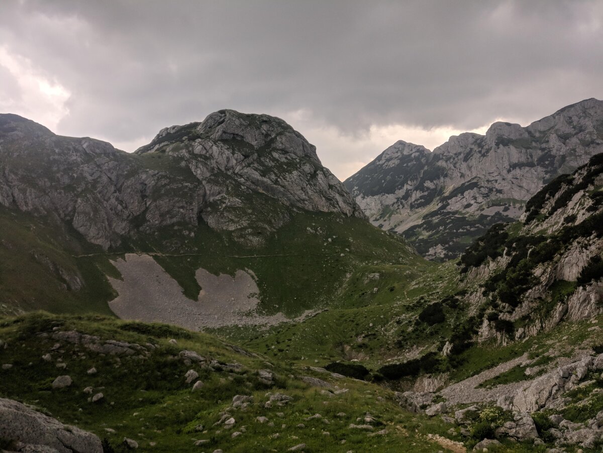 Вдалеке можно рассмотреть тропинку, которая ведёт к камню.