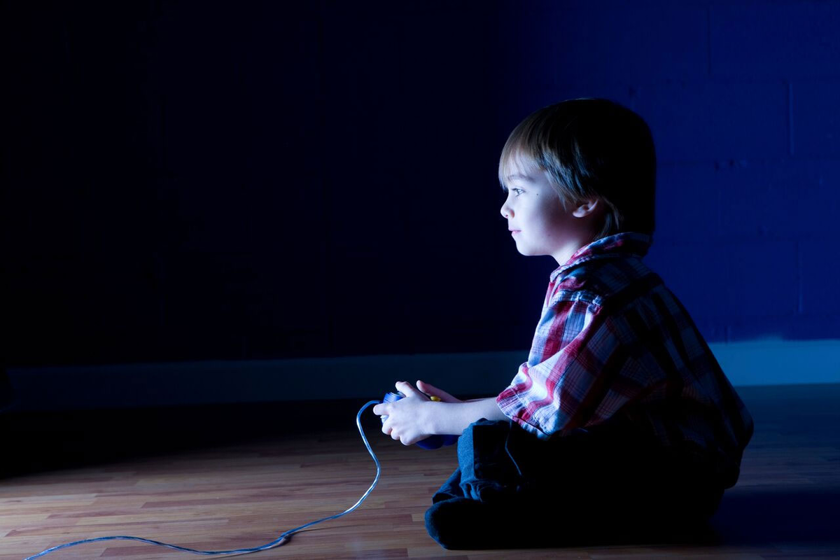 Поиграем в ночную. Ребенок в темноте. Дети играющие в компьютерные игры. Ребенок геймер. Игровая зависимость от компьютерных игр.