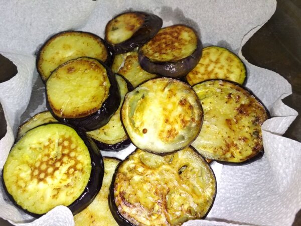 Супер-рецепт хозяюшкам на заметку: закуска из жареных баклажанов в чесночном маринаде