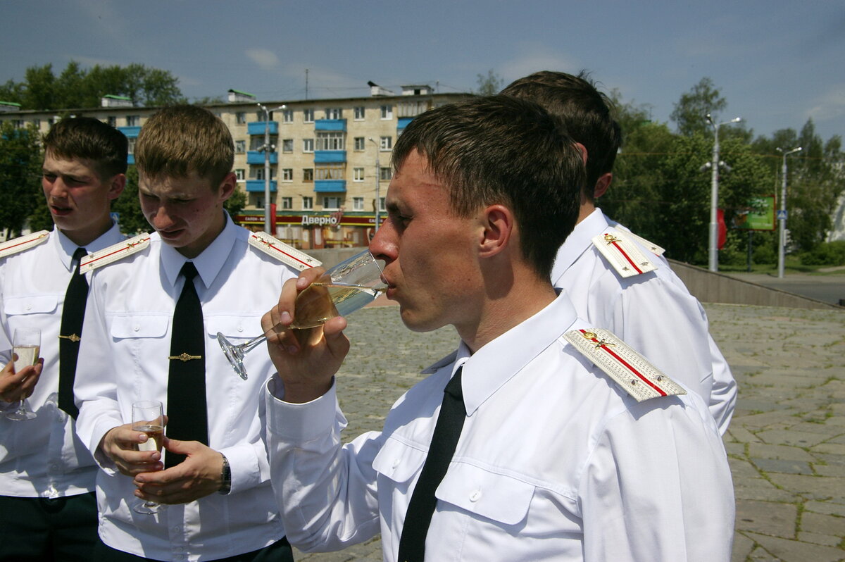 На фото: Им ещё рано думать о пенсиях. У них впереди вся жизнь. Жизнь офицера-защитника Родины.