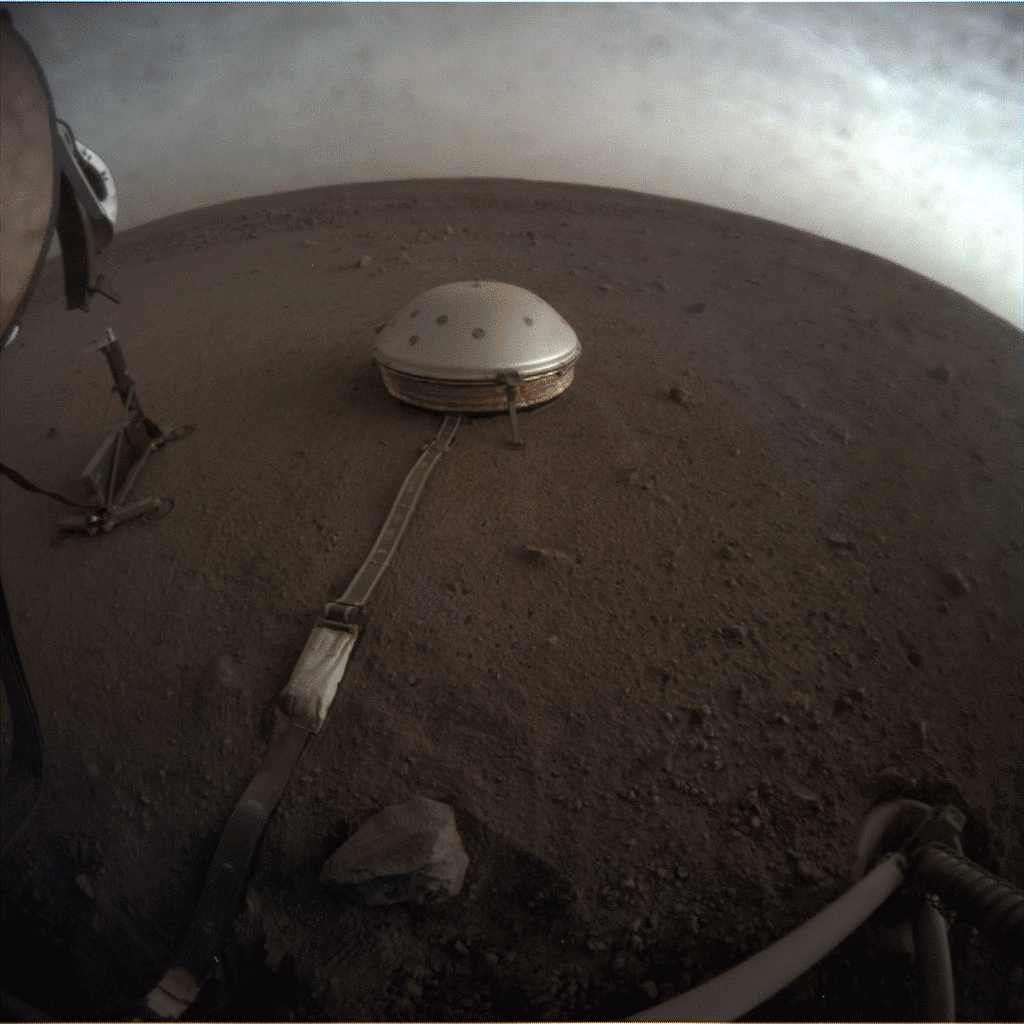 Облака на Марсе (фото NASA InSight)