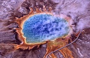 Большой призматический источник (англ. Grand Prismatic Spring). Благодаря ярко окрашенным бактериям и водорослям дно мелкого озера, образовавшегося у выхода источника, переливается всеми цветами радуги.