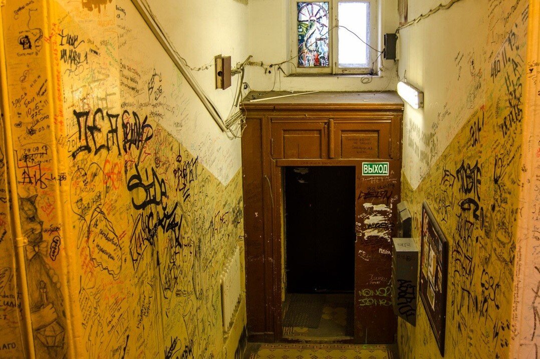 Фанаты Булгакова исписали в подъезде все стены рядом с квартирой писателя