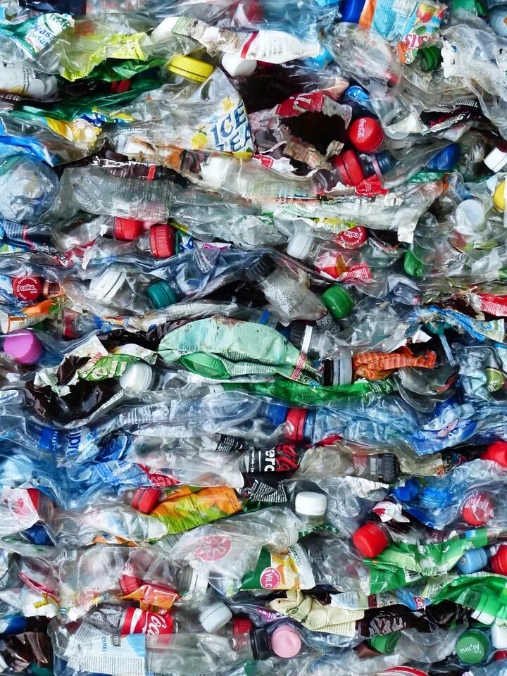 https://cdn.pixabay.com/photo/2013/05/31/19/31/plastic-bottles-115071_960_720.jpg