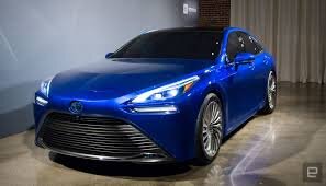 Toyota Mirai 2 2020 – в переводе с китайского «будущее». Машина, которю не стыдно показать пацанам, потому что внешне она очень напоминает легендарную Toyota Camry 3.5 бензин. Но этой машине бензин не нужен, как и в первой моделе Toyota Mirai І (2014) автомобиль который работает на водороде, он построен на шасси Toyota Crown, передний привод и длинна почти 5 метров. Длинная широкая машина и по габаритам она больше чем Camry. Интерфейс конечно похож на интерфейс Camry, по посадке, по рулю, по компановке, но они более технологичны. Сенсорный экран 12.3 дюйма, цифровая приборная панель, впринцыпе никого этим сейчас не удивишь, но тем не менее. Вместо рычега коробки переключений передач стоит джойстик переключения передач. Прибамбасы по типу беспроводной зарядки для смартфонов и так же… Ничего больше на самом то деле нет. Это же не самое главное, да? Ибо он большой, сзади управление как у Camry, как на Lexus,  с климатом, сиденьем, подогревом, всё это есть, большой понарамный люк, но и самое всё таки интересное, что эта машина работает на водороде, на зжиженном водороде, он заправляется в машину и да, она едет, благодаря химической реакции расщепления. Помимо внешности, два главных отличия второй модели от первой, это повышенная эффективность, здесь более совершенны электро-химические генераторы, а так же два увеличенных водородных болона, один находится под задним диваном, сиденьем, а второй находиться в районе багажника. Оба баллона усилены карбоном, они очень прочные. Несколько особенностей по поводу разгона, скорости и мощности этого автомобиля. У первой модели это было 153 л.с. 170 км/ ч и от 0 до 100 км/ч – 9 секунд, здесь примерно где-то также, пробег у первой модели был 650км, у второй модели уже 850км на двух баках. Заправка примерно 5 минут. О полезности этого автомобиля: первое, нет выхлопов, экологически чистое, аккумуляторы достаточно вредные для природы, которые делаются для электро автомобилей, по этому в этой модели нету аккумуляторных батарей, и третий, пожалуй самый интересный момент, эту машину можно использовать в качестве источника электричества, если машину запитать к дому(такой интерфейс, такая функция возможна, средний японский дом сказали может работать, точнее сможет питаться около недели от машины(Если у вас например оборвались провода, то вы впринцыпе можете целую неделю можете быть не востребованы к электричеству за счёт этой машины. И самое-самое интересное, это конечно же стоимость заправки, здесь не всё так гладко, как хотелось бы, ведь одна полная заправка вам обойдётся примерно в 3тыс рублей. Но всё же, это лучше, чем ставить электро кар на всю ночь, чтоб он заправлялся, ведь эту поставил и  через 5 минут уехал. Цена на первую модель составляет примерно 3.5 млн рублей, что не настолько дорого, а вот цена второй модели пока 