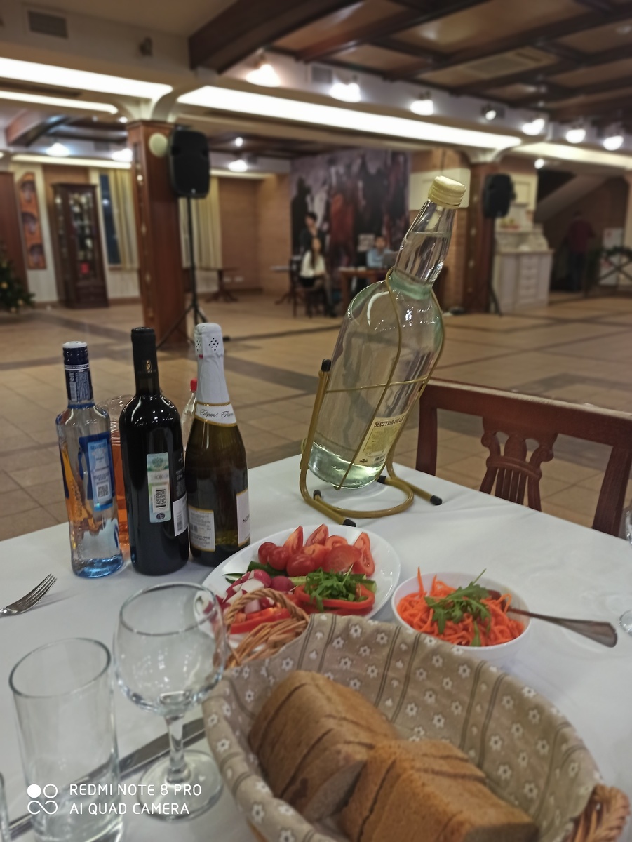 Вот эта бутылочка, ну ведь шампанское?
