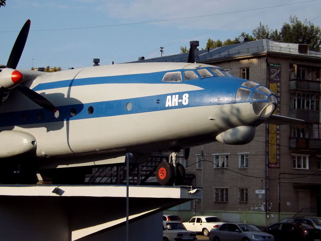 Ан 8. АН-8 В Кирове. Самолёт АН-8 Киров памятники Киров. АН-8 самолет. Самолет на Филейке Киров.