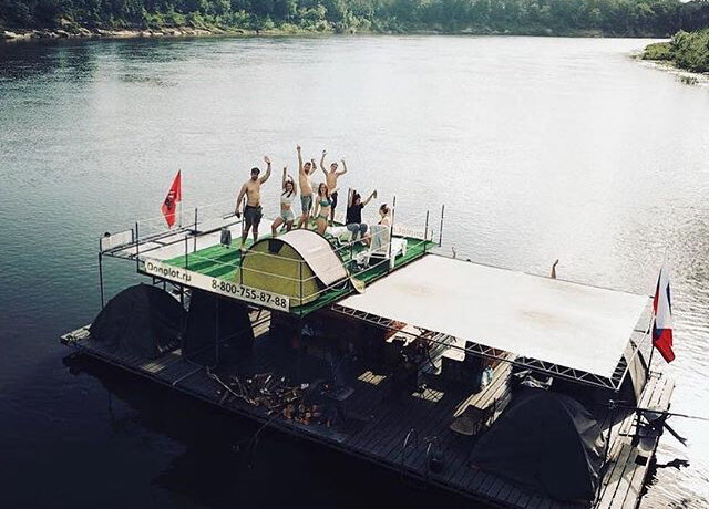отдых с друзьями на плоту