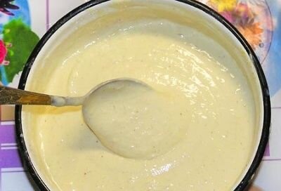     Сливочный маргарин разделяем ложкой на небольшие кусочки и кладем в кастрюльку. Ставим на маленький огонь и, помешивая, даем ему растопится. Снимаем с огня и ставим остывать до комнатной температуры. Тем временем в глубокую миску разбиваем яйца и венчиком взбиваем их, пока не появится пена. В миску с яйцами вливаем растопленный ранее маргарин, добавляем сахар и муку. Взбиваем еще немного, что бы получить однородное негустое тесто, как на блины.   