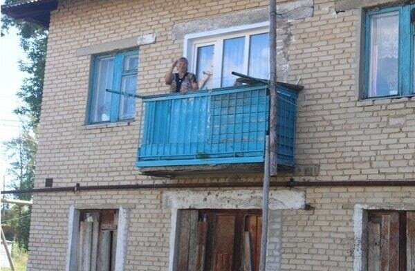 Окна и балкон единственной жилой квартиры в доме.