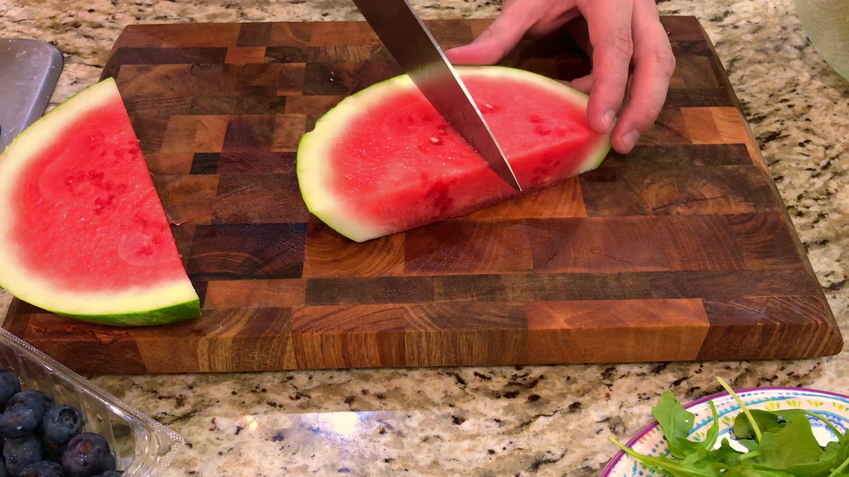 Яркий салат из арбуза