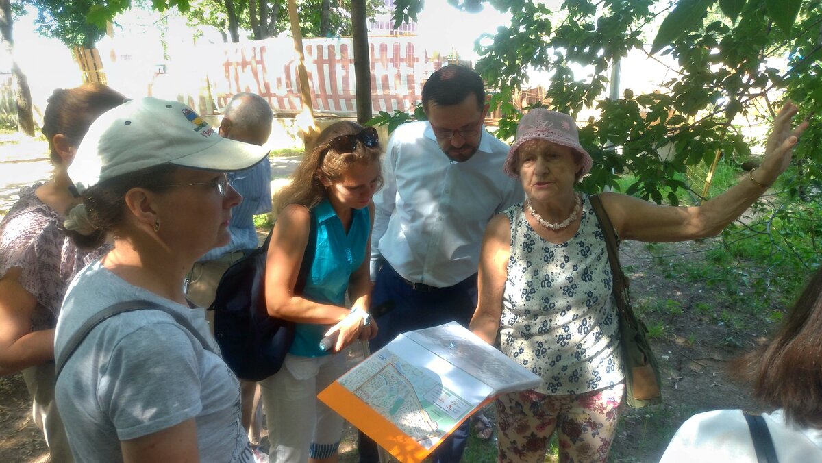 Как всегда, собравшиеся предварительно ознакомились с картами местности,  по которой пройдёт маршрут.