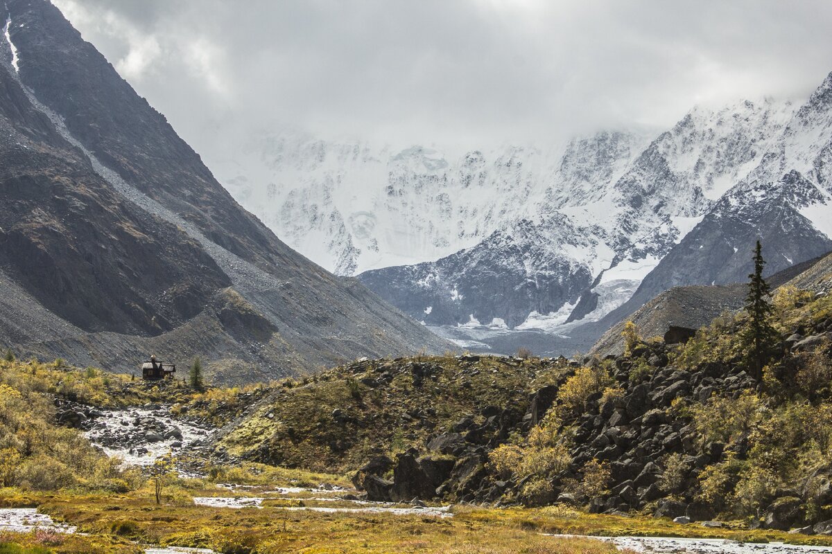 Часовня у подножия Белухи 2018 год. В этом году ее сожгли...