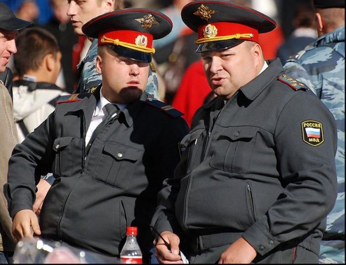 Далек от идеала образ. Изображение взято с https://www.google.com/imgres?imgurl=https%3A%2F%2Fmilitaryarms.ru%2Fwp-content%2Fuploads%2F2019%2F09%2Fstaraya-forma-mvd.jpg&imgrefurl=https%3A%2F%2Fmilitaryarms.ru%2Fobmundirovanie%2Fvoennaya-forma%2Fforma-mvd%2F&tbnid=z8iVOmTVjQiyLM&vet=1&docid=wZuQSeJo1VBn6M&w=697&h=535&hl=ru-RU&source=sh%2Fx%2Fim