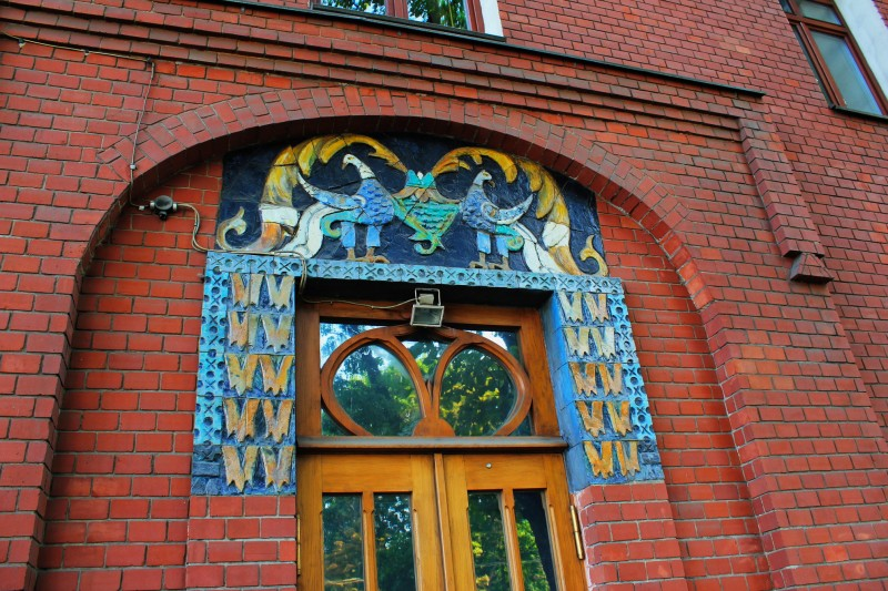 недаром над подъездом птицы с повернутыми назад головами — птички-оглядышки