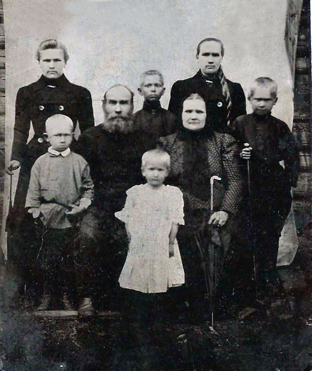 Самая старая фотография в моем фотоархиве. Прапрадед и прапрабабушка с детьми. Около 1901 года.