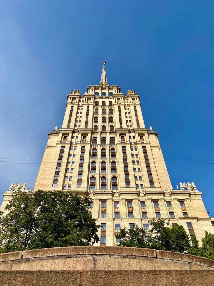 Спасшая меня высотка, гостиница «Украина»