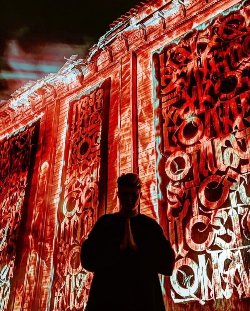 Свою новую работу художник назвал "Огонь, выйди вон"