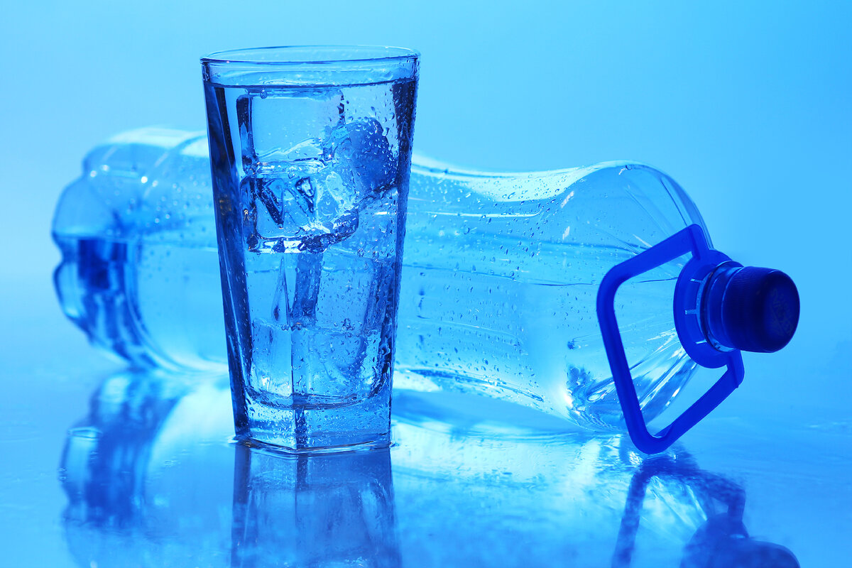 Вода всегда прозрачная. Бутылка воды во льду. Углекислые воды. Газированная вода в стакане. Бутылка для воды с льдом внутри.