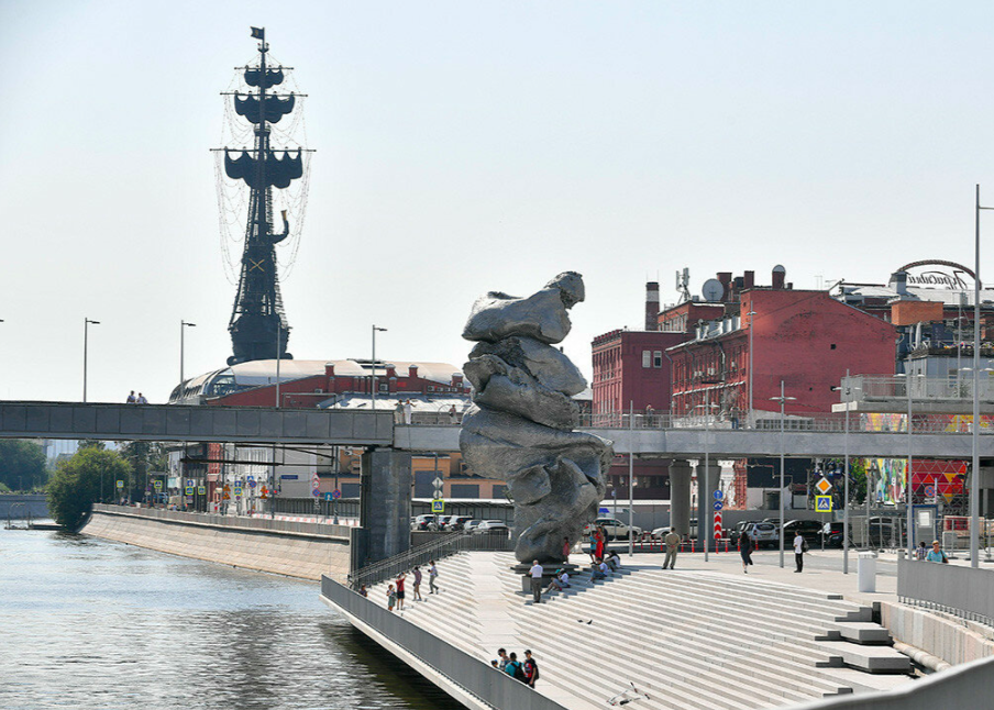 Памятник на набережной в москве глине фото