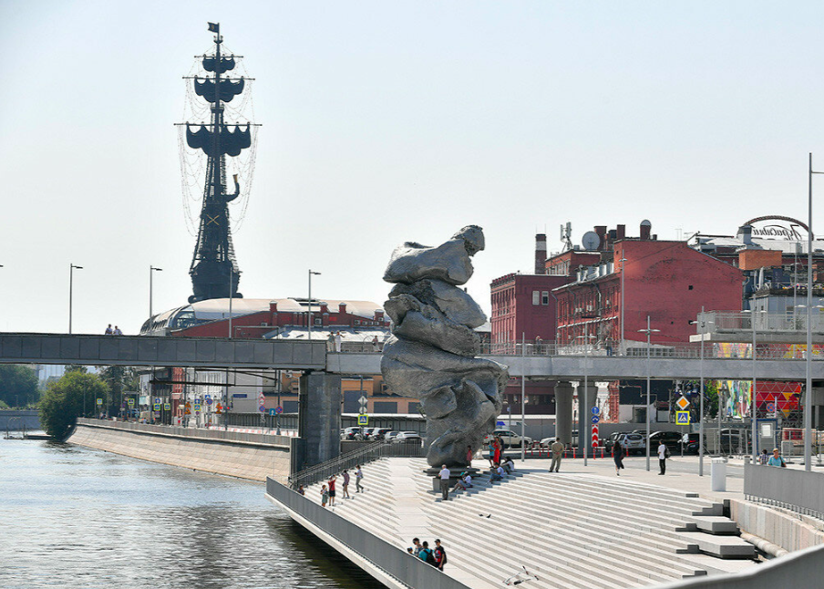 Новый памятник в москве. Урс Фишер скульптура на Болотной площади. Памятник на Болотной площади в Москве Урса Фишера. Урс Фишер памятник в Москве. Статуя на Болотной набережной в Москве.