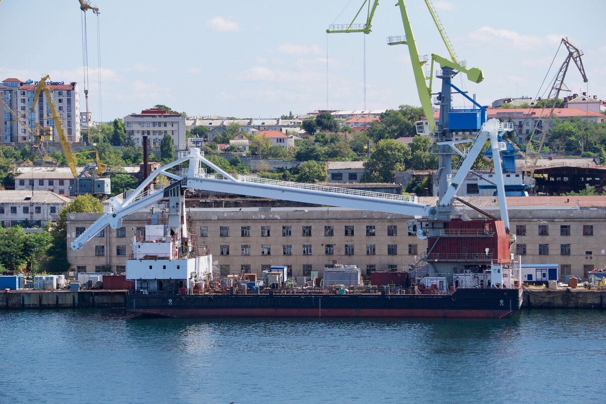 Плавкран ПК-400 "Севастополь" у достроечной набережной Севморзавода. 