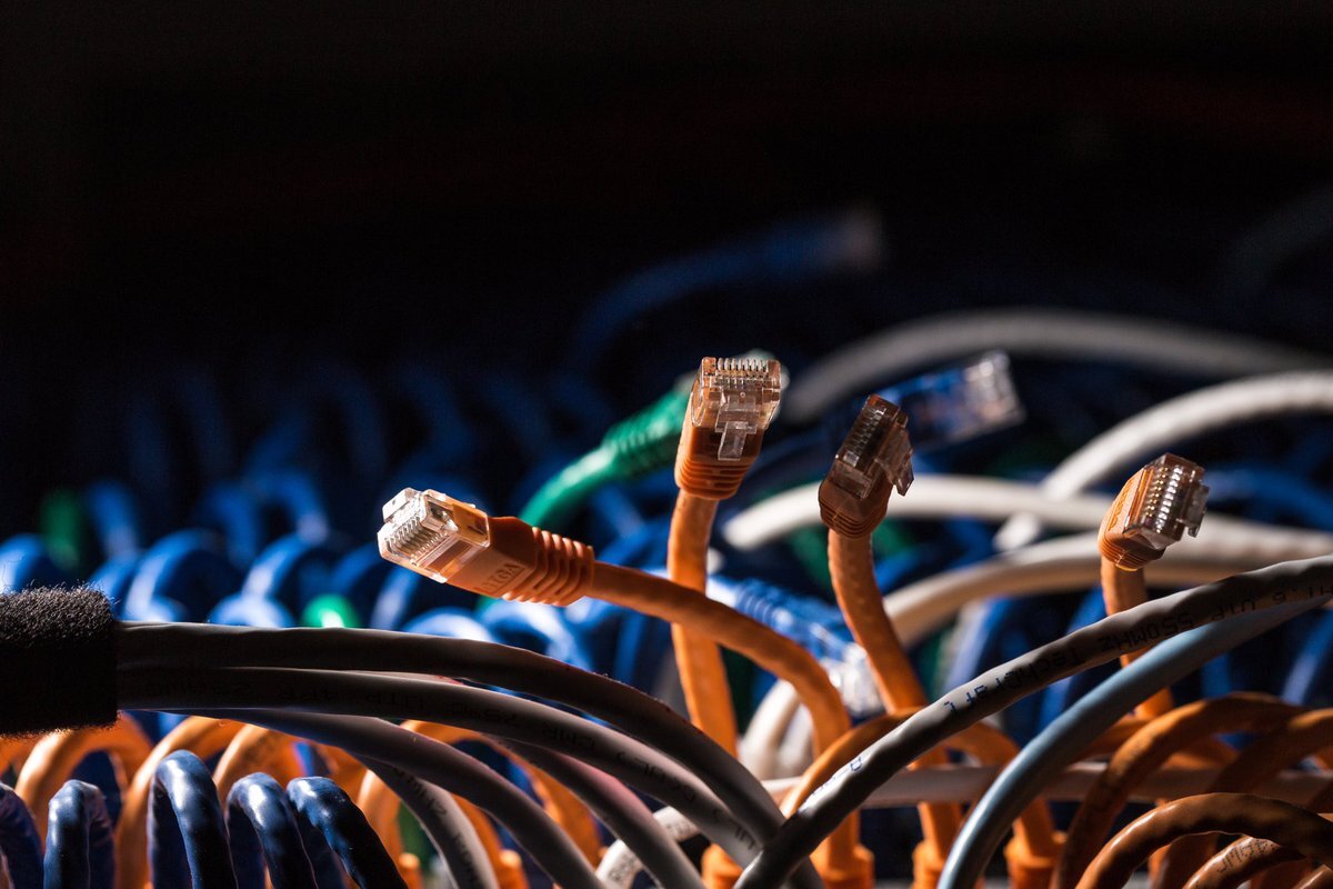 Internet cables. Провода. Инет провод. Интернет в проводах. Широкополосные линии связи.