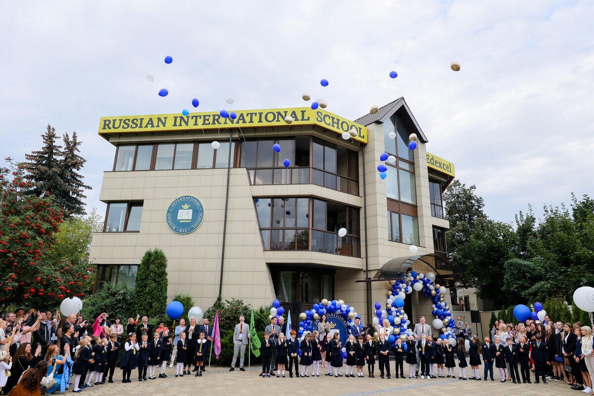 1 international school. Russian International School в Барвихе. Russian International School Рублевка. Школа Ris в Барвихе. Международная частная школа Russian International School Москва.