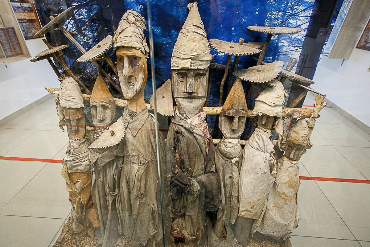 "Скромно одетые" мансийские идолы