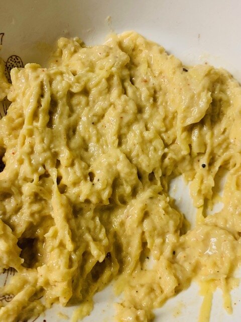 3-4 картофелины натереть на терке, добавить специи, соль и 2 ст.л. муки.