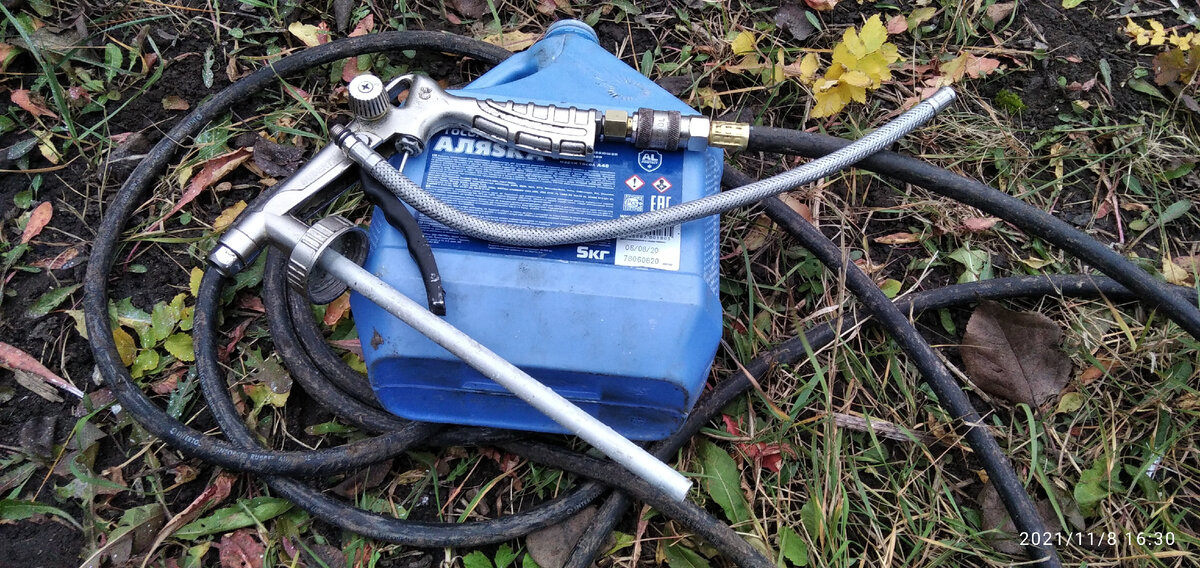 А ведь хотел канистру выкинуть за ненадобностью. И вот пригодилась. 