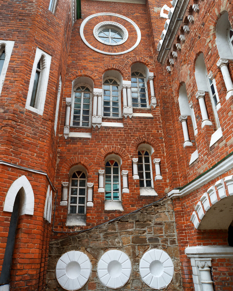 Удивительная архитектура юринского замка